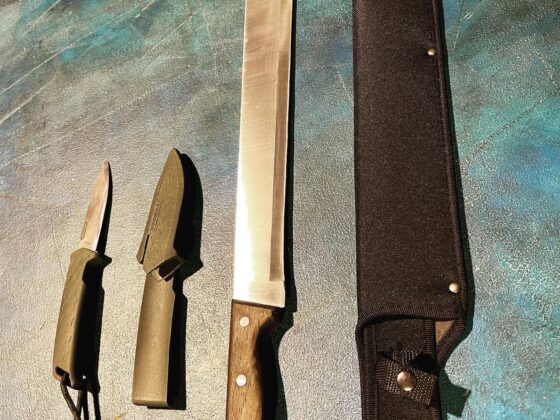 Cuchillos inutilizados para el rodaje de un documental en el que trabajaremos en